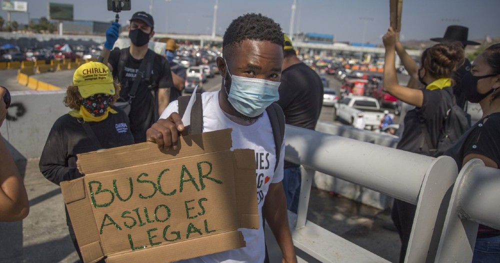 Tribunal ordena a EU reinstaurar el programa “Quédate en México”
