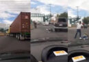 Video: #Tepotzotlan #EdoMex Trailero atropella a conductor que lo encaró