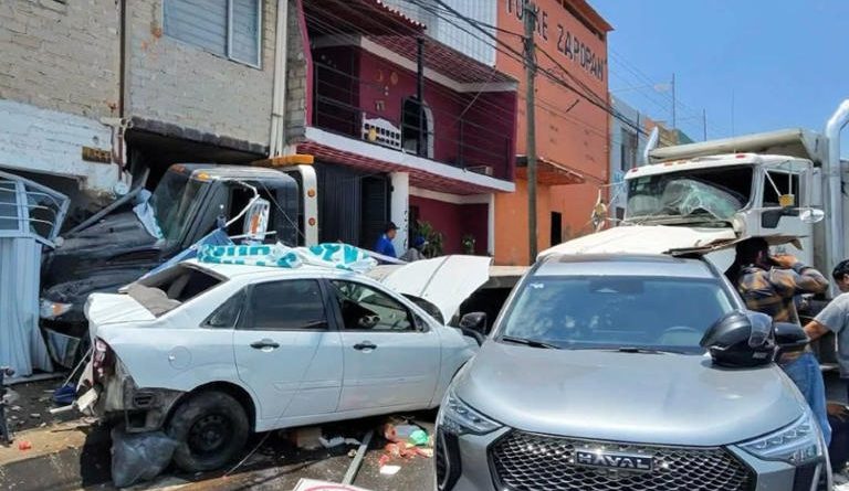 Video #Jalisco camión sin frenos provoca choque múltiple dejando 7 heridos en #Zapopan Video #Jalisco camión sin frenos provoca choque múltiple dejando 7 heridos en #Zapopan